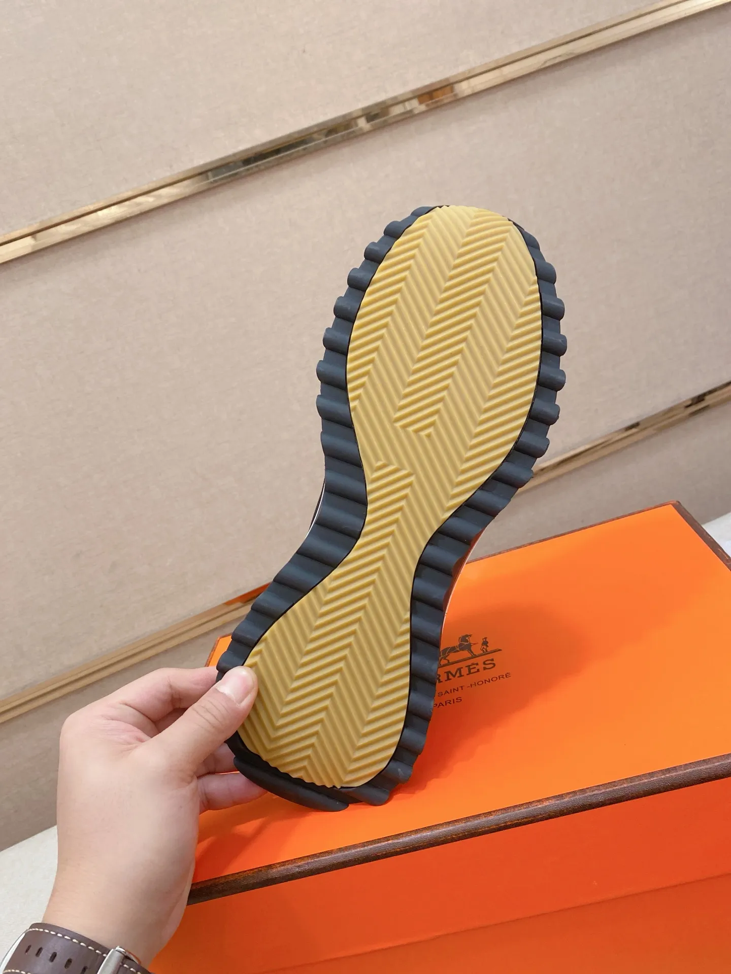 Men's shoes💰: 640💰HERMES/Hermes Leader sneakers! Tech twill, calfskin and suede goatskin sneakers featuring paneled multicolor twill, calfskin and suede. Lightweight geometric sole for a stylish urban look. Product details: White and orange rubber sole Black rubber sole with orange rubber insert Light natural leather insert White rubber toe cap Beige lambskin insole and lining Cotton strap, rubber lettering Sole height: 4cm Size: 38-39-40-41-42-43-44 (45.46 custom-made)